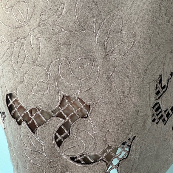 Suede feel pink skirt with lace detail - Picture 3 of 3